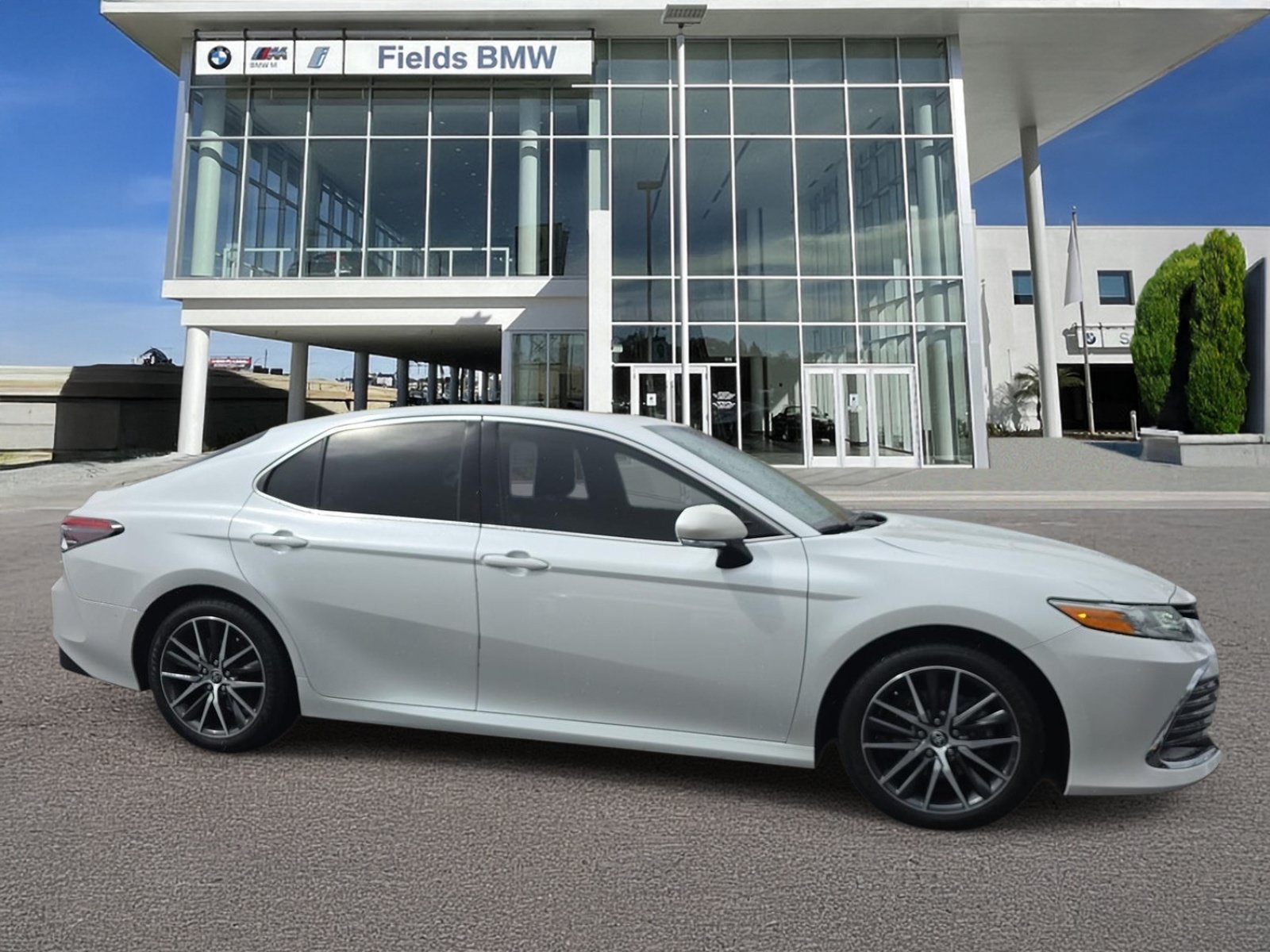 Used 2022 Toyota Camry XLE w/ Navigation Upgrade Package FWD image 1