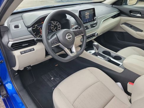 Used 2025 Nissan Altima 2.5 SV FWD image 14