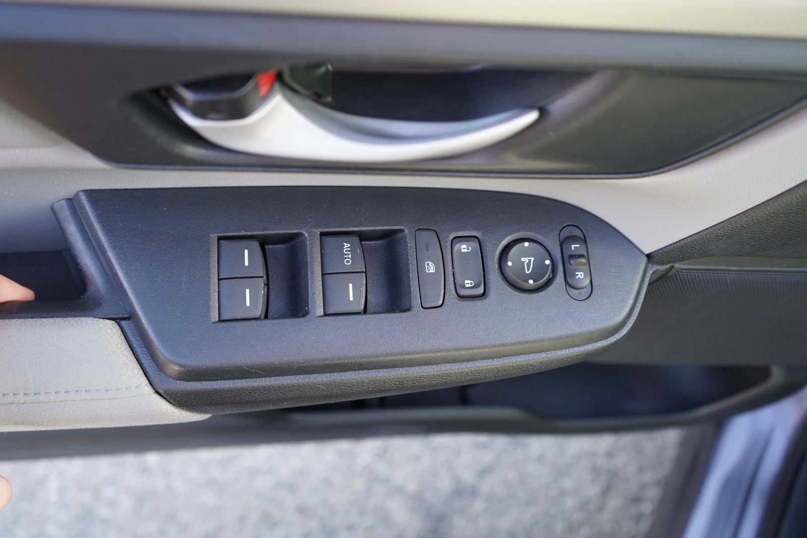 Used 2017 Honda CR-V LX image 8