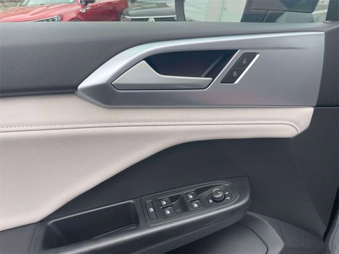 New 2026 Volkswagen Taos SE image 16
