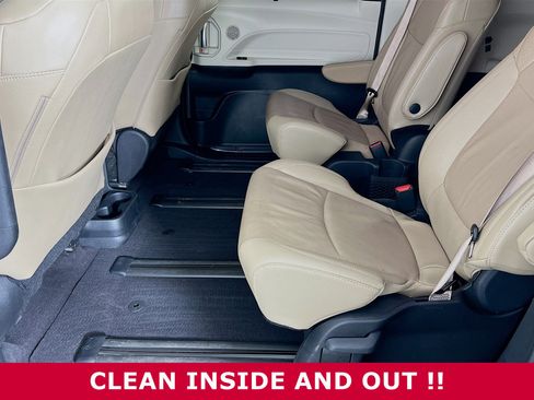 Used 2023 Toyota Sienna Limited image 5