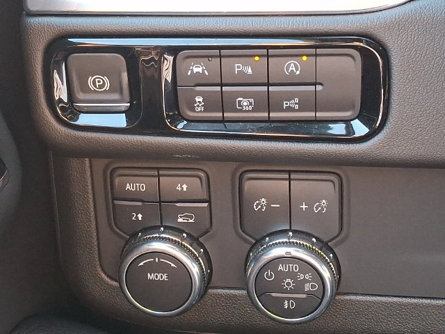 Used 2025 GMC Yukon Denali AWD/4WD image 26