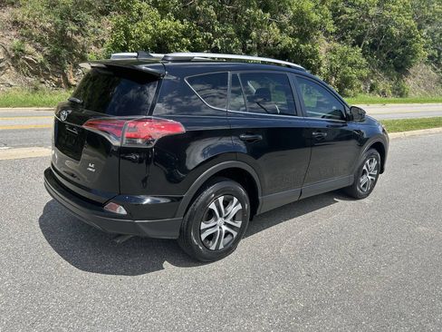 Used 2017 Toyota RAV4 LE AWD/4WD image 6