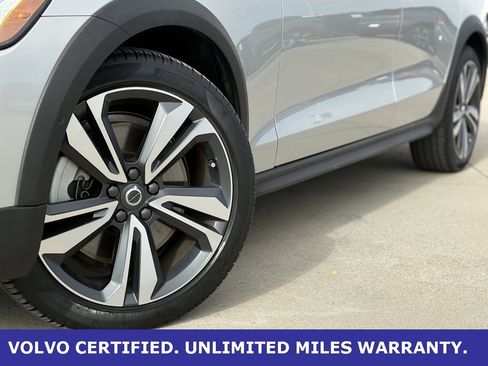 Certified 2025 Volvo V60 B5 Cross Country Plus image 9