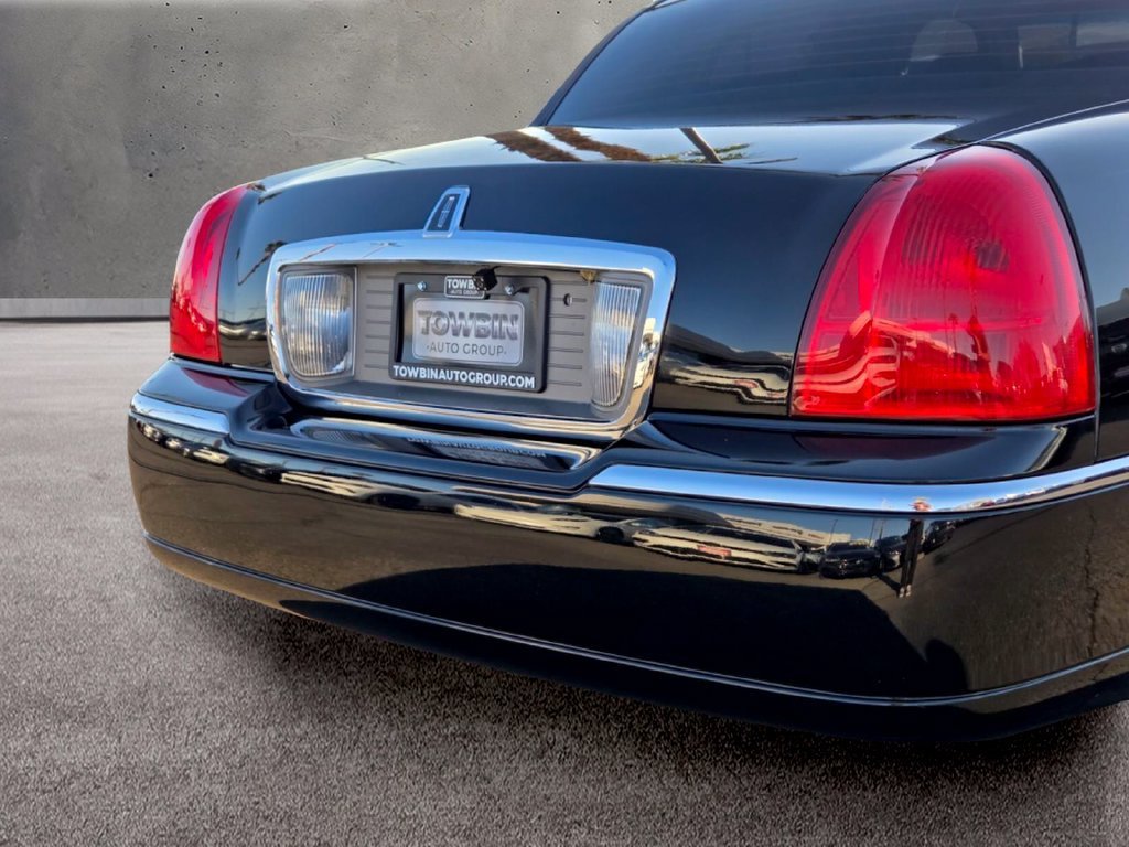 Used 2006 Lincoln Town Car Signature RWD image 4