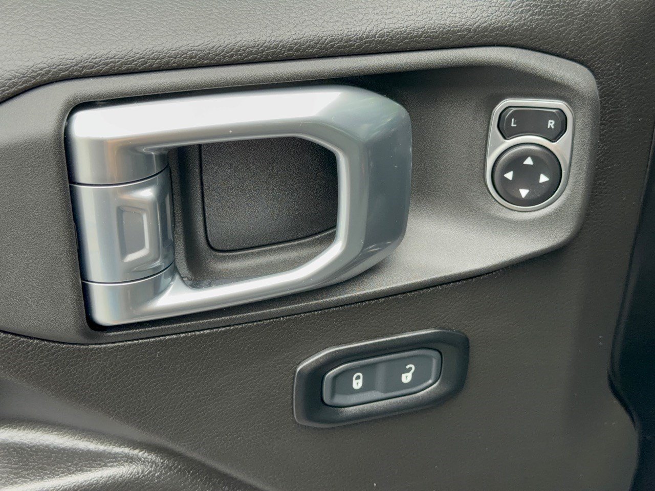 Used 2024 Jeep Wrangler Unlimited AWD/4WD image 15