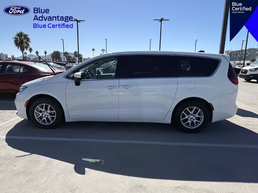 Used 2023 Chrysler Pacifica Touring-L FWD image 19