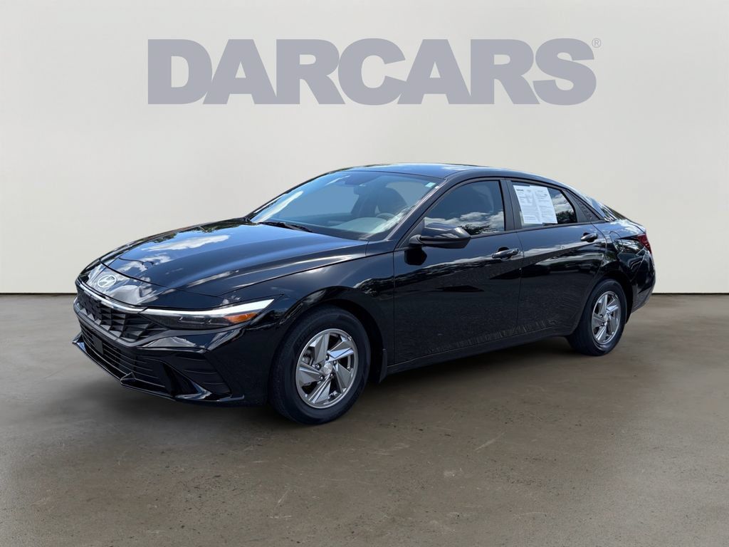 Used 2025 Hyundai Elantra SE FWD image 3