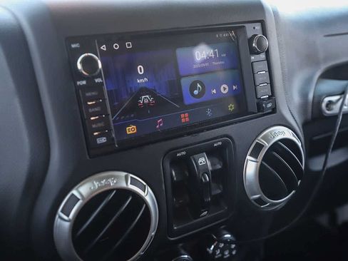 Used 2017 Jeep Wrangler Unlimited Sahara w/ Connectivity Group AWD/4WD image 21