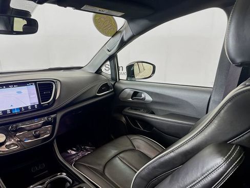 Used 2025 Chrysler Pacifica Limited image 23