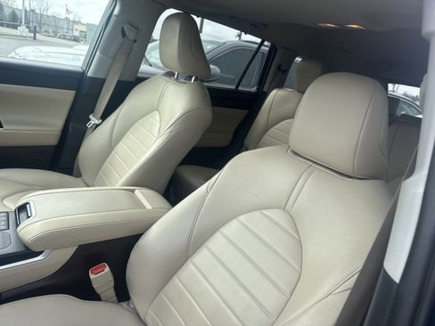 Used 2021 Toyota Highlander XLE image 8
