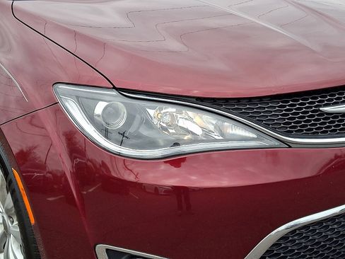 Used 2018 Chrysler Pacifica Touring-L Plus image 9