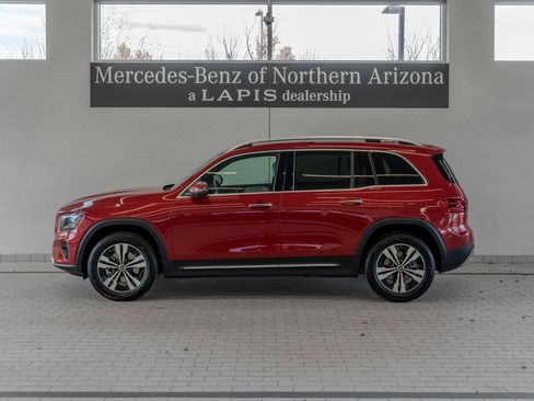 Used 2026 Mercedes-Benz GLB 250 4MATIC image 2