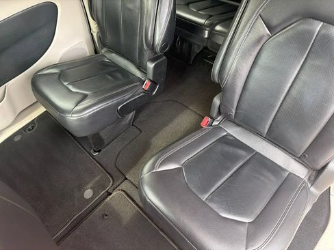 Used 2022 Chrysler Pacifica Touring-L FWD image 15