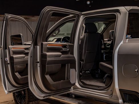 Used 2025 GMC Sierra 3500 Denali w/ Denali Reserve Package image 32