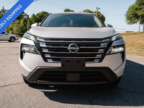 Used 2024 Nissan Rogue SV FWD image 2
