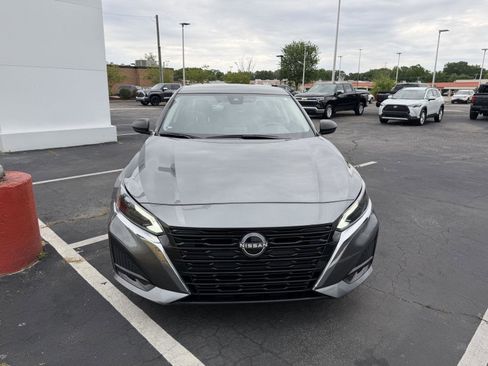 Used 2025 Nissan Altima 2.5 SV FWD image 2