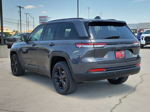 Used 2023 Jeep Grand Cherokee Altitude AWD/4WD image 3