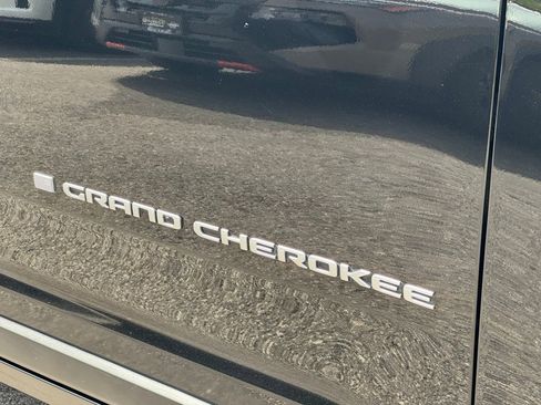 Used 2024 Jeep Grand Cherokee L Limited w/ Luxury Tech Group II AWD/4WD image 7