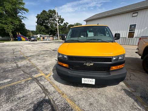 Used 2018 Chevrolet Express 2500 RWD image 4
