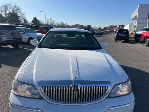 Used 2010 Lincoln Town Car Signature Limited image 13