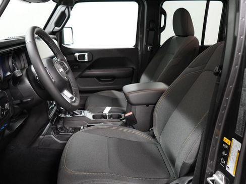 Used 2025 Jeep Wrangler Unlimited Sahara AWD/4WD image 12