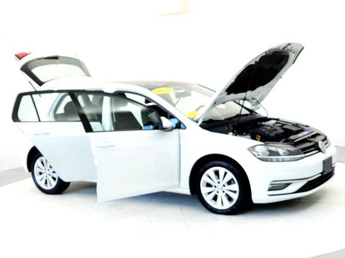 Used 2018 Volkswagen Golf SE image 12
