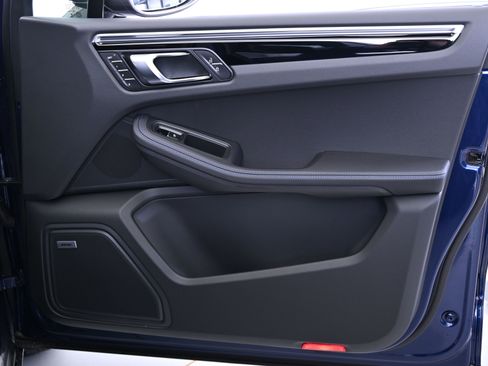 Certified 2025 Porsche Macan image 25
