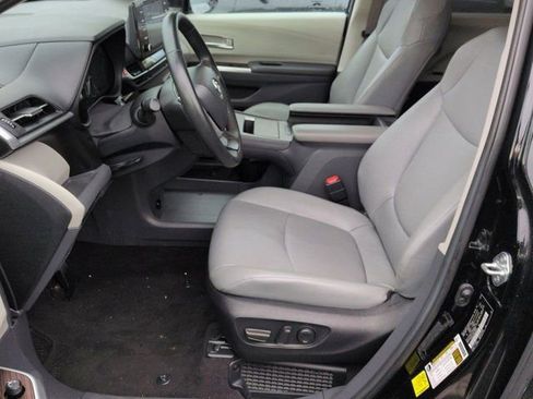 Certified 2024 Toyota Sienna XLE FWD image 8