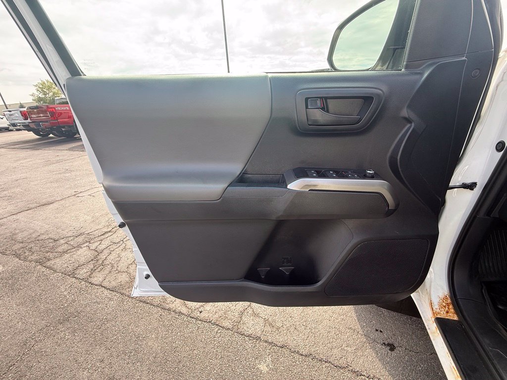 Used 2018 Toyota Tacoma SR5 AWD/4WD image 7