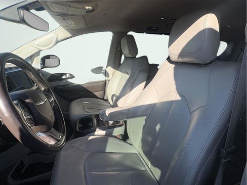 Used 2020 Chrysler Pacifica Touring-L image 11