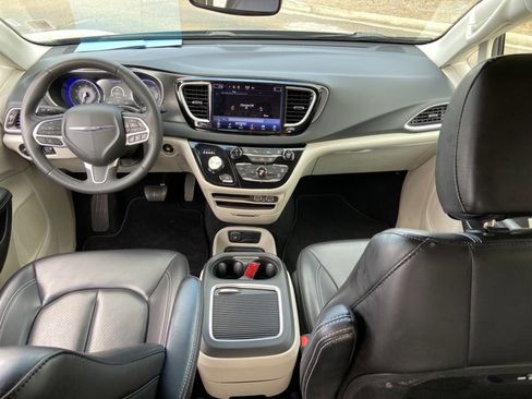 Used 2023 Chrysler Pacifica Touring-L image 50