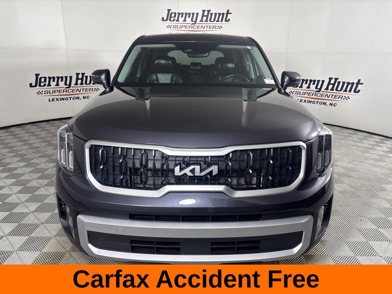 Used 2025 Kia Telluride LX FWD image 3