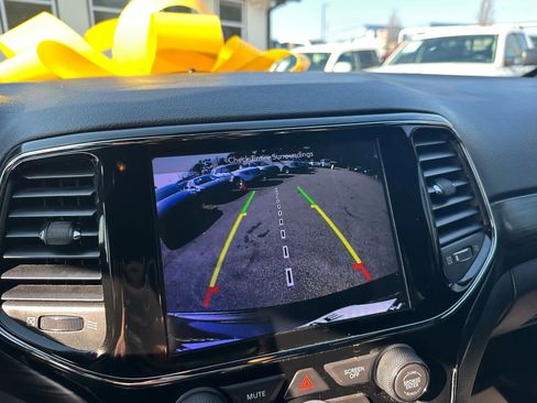 Used 2019 Jeep Grand Cherokee Laredo w/ Laredo X Package image 26