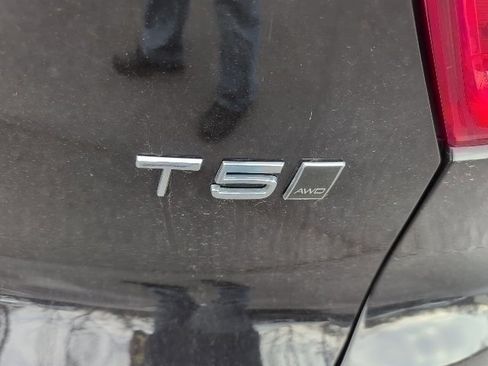 Used 2020 Volvo XC40 T5 Momentum w/ Protection Package Premier image 9