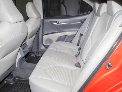 Used 2020 Toyota Camry SE image 12