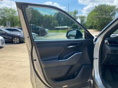 Used 2021 Toyota Highlander XSE FWD image 18