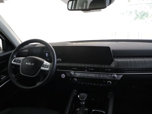 Used 2024 Kia Telluride EX w/ EX Captain's Chair Package AWD/4WD image 2