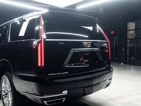 Used 2025 Cadillac Escalade ESV Premium Luxury RWD image 16