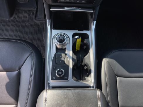 Used 2020 Ford Explorer XLT w/ Equipment Group 202A AWD/4WD image 13