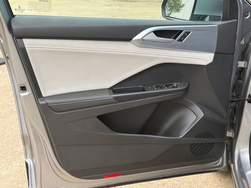 Used 2025 Volkswagen Taos SE image 18