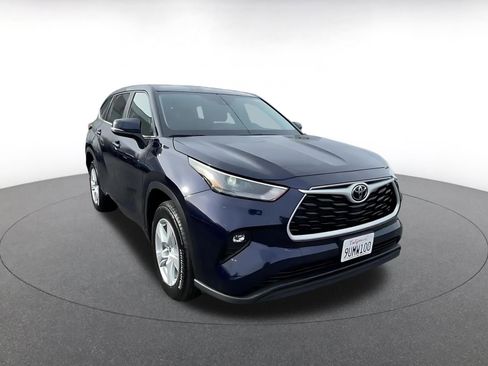 Used 2025 Toyota Highlander LE image 3