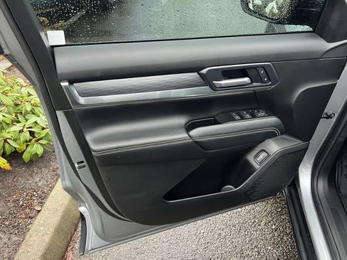 Used 2025 GMC Terrain Elevation w/ Elevation Premium Package image 9