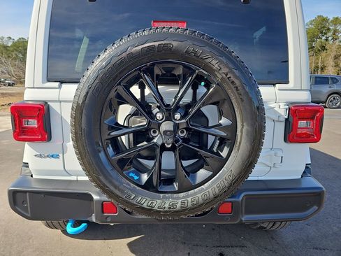 Used 2022 Jeep Wrangler Unlimited Sahara w/ Cold Weather Group image 14