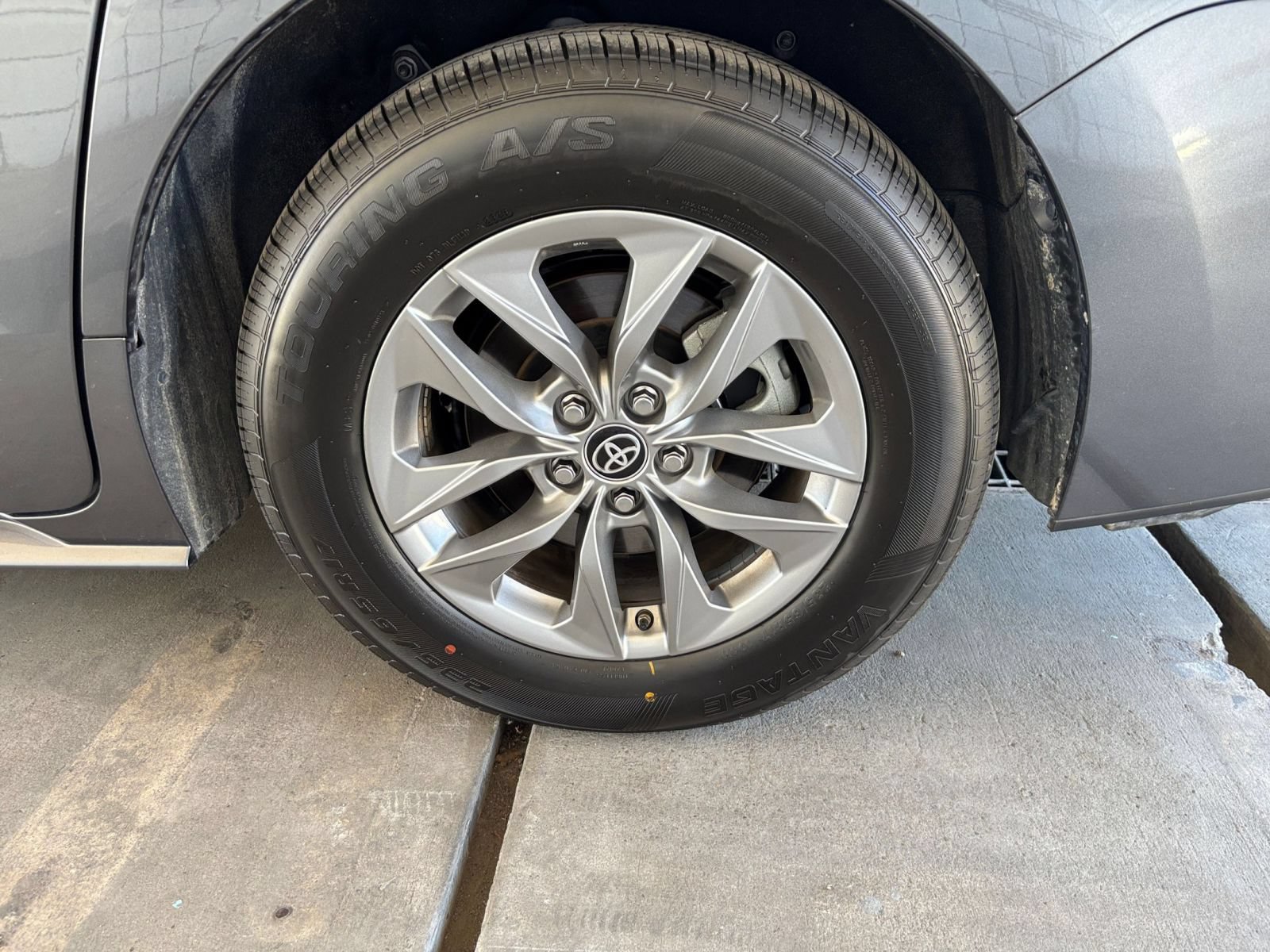 Used 2025 Toyota Sienna XLE FWD image 32
