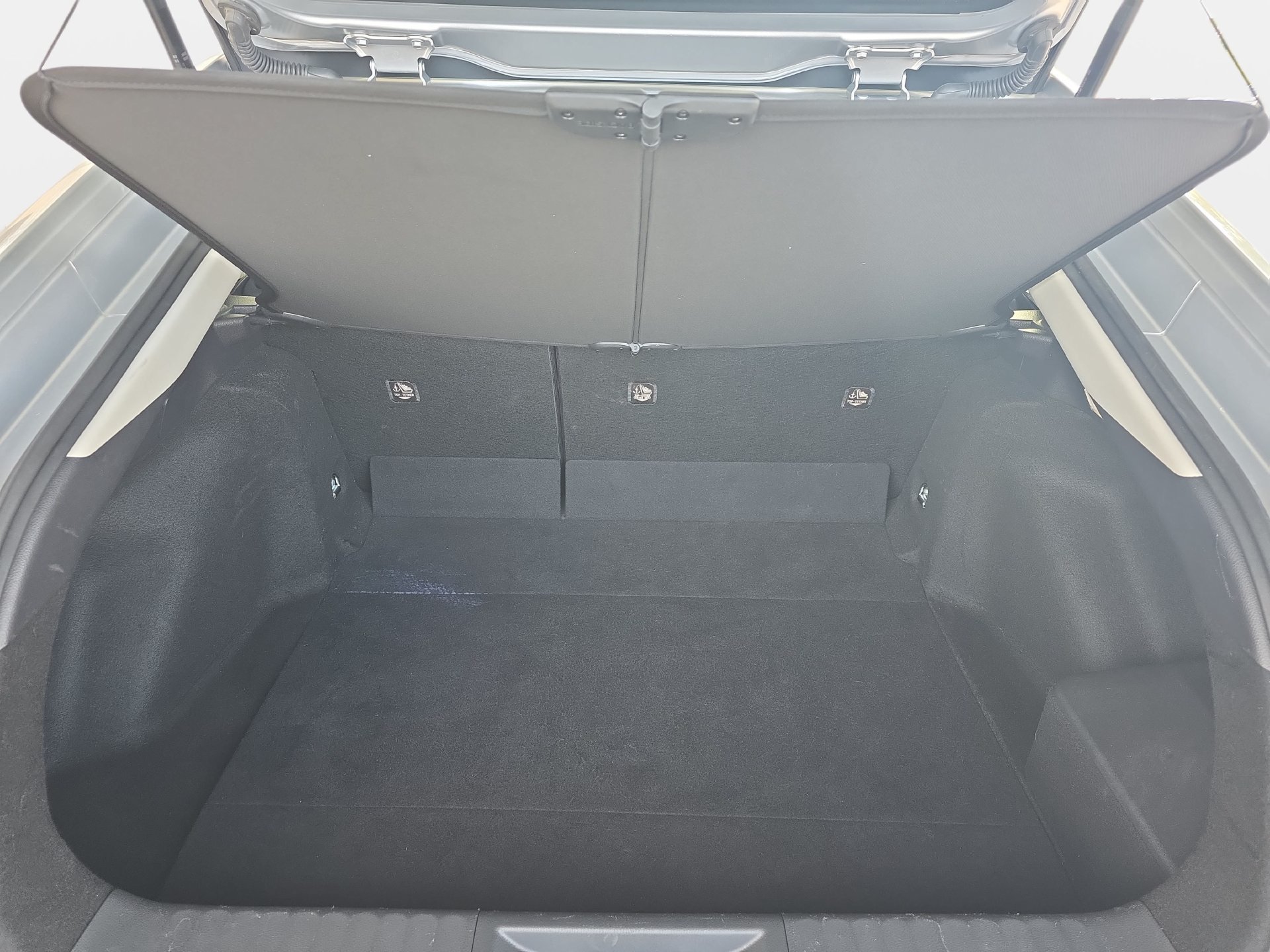 Used 2025 Toyota Prius LE FWD image 12