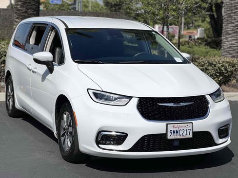 Used 2023 Chrysler Pacifica Touring-L image 22