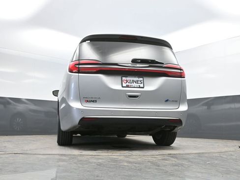 Used 2024 Chrysler Pacifica Select FWD image 37