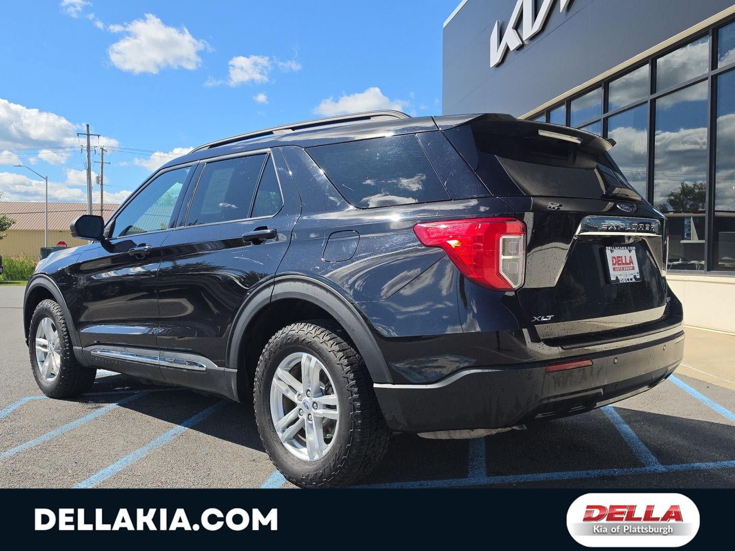 Used 2023 Ford Explorer XLT AWD/4WD image 3