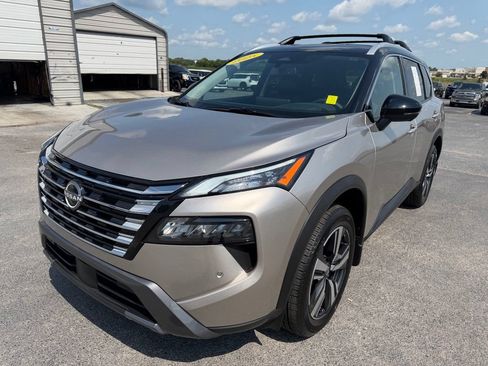 Used 2025 Nissan Rogue SL FWD image 35